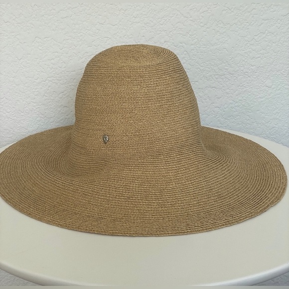 AUTHENTIC HELEN KAMINSKI FLOPPY RAFFIA SUN HAT
IN NOUGAT GREAT SUN PROTECTION!
